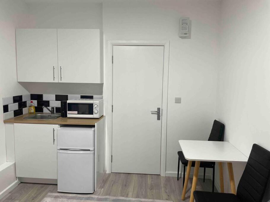 Studio Flat Private Shower Wc And Kitchenette London Exterior foto