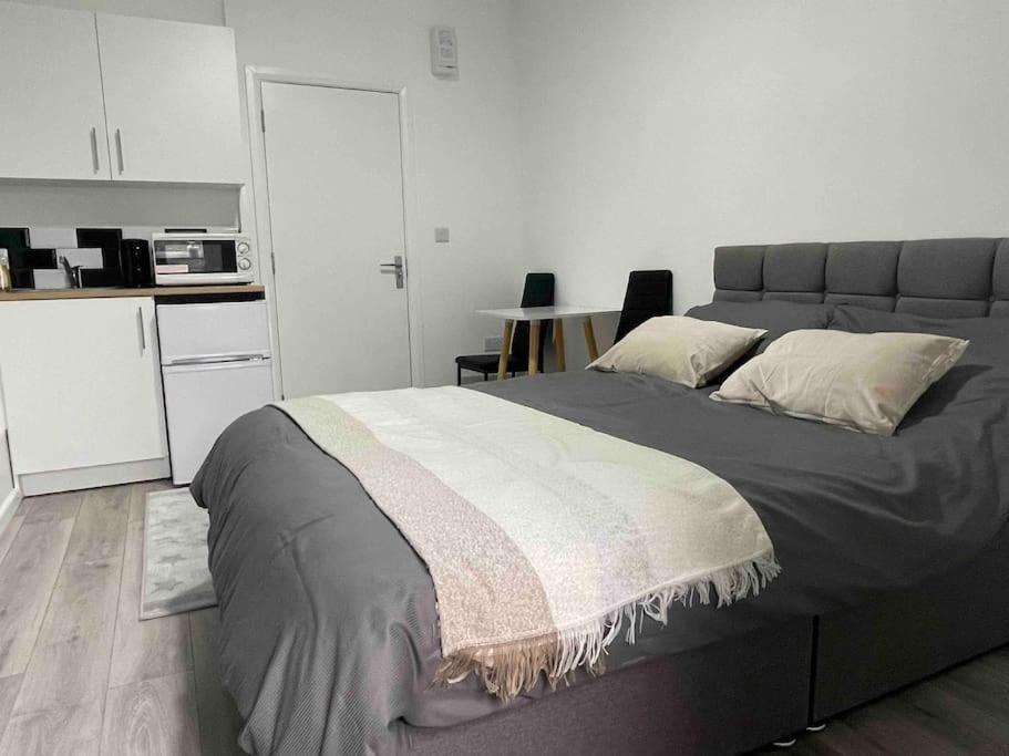 Studio Flat Private Shower Wc And Kitchenette London Exterior foto