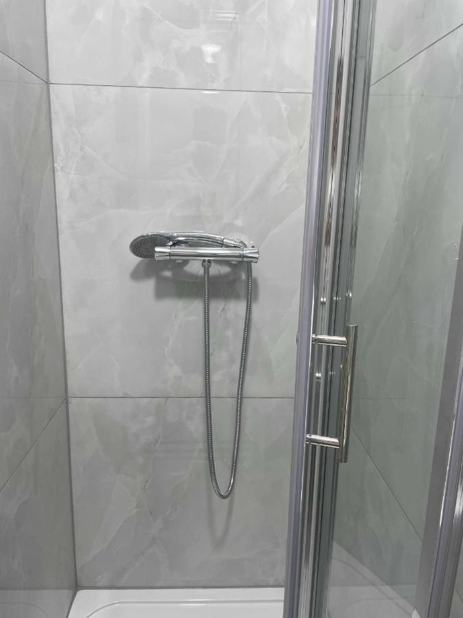 Studio Flat Private Shower Wc And Kitchenette London Exterior foto